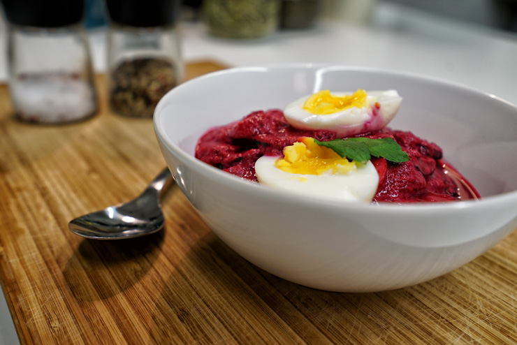 A probiotic kefir soup which is very interesting for people who suffer from digestive disorders or even people who had an antibiotic therapy. This recipe is an easy kefir beetroot recipe - make this Beetroot Kefir drink easy at home. Brewing Kefir can´t be more simple.