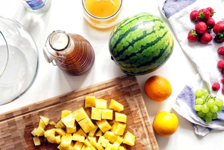 Prickelnde Kombucha Bowle mit Melone, Beeren und Ananas - Ein Hit auf jeder Party
