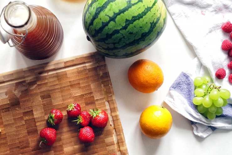 Prickelnde Kombucha Bowle mit Melone, Beeren und Ananas - Ein Hit auf jeder Party - Die Beeren