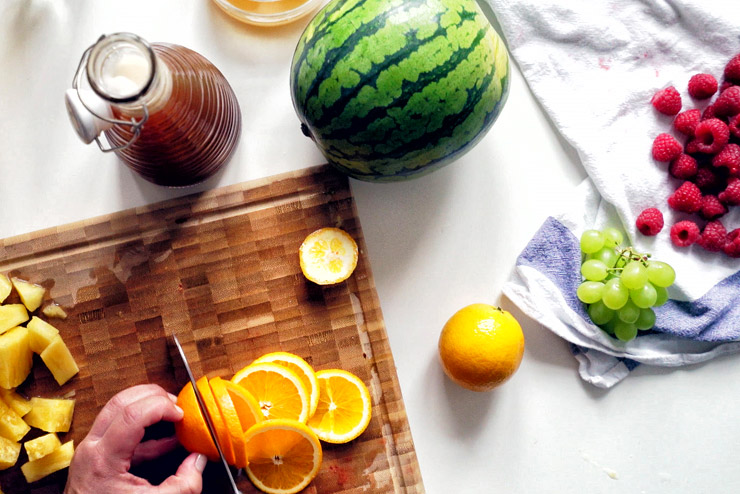Prickelnde Kombucha Bowle mit Melone, Beeren und Ananas - Ein Hit auf jeder Party - Die Orange