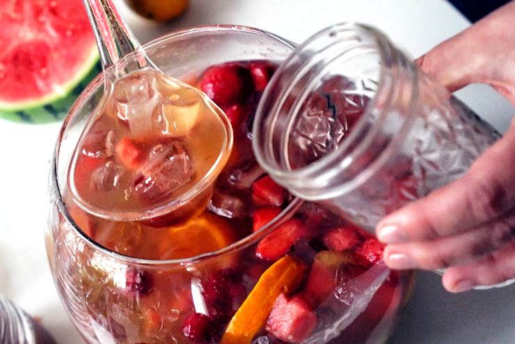 Sparkling kombucha punch with melon, berries and pineapple - a burner for every party - the filling