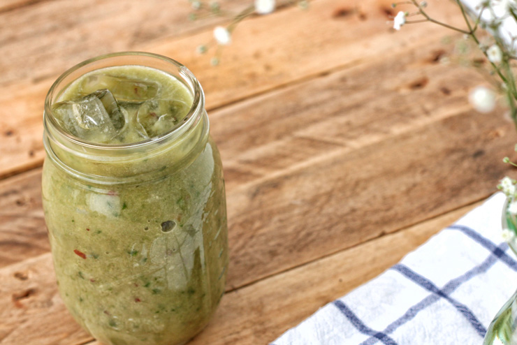 Avocado meets spirulina in a kombucha drink with apple and cucumber - a booster for your day