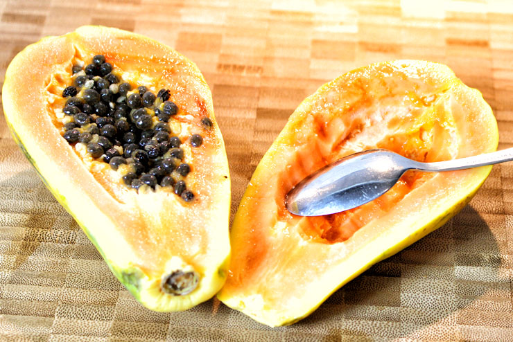 Green Creme Kefir Drink mit viel Obst und Gemüse– ein super bunter Start in den Tag - Papaya vorbereiten 