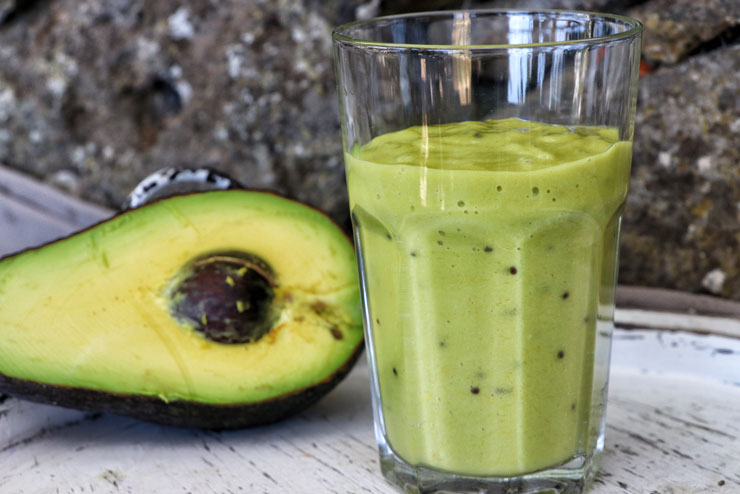 Grüner Kombucha Smoothie - Avocado trifft auf Kiwi und Banane - Hauptbild