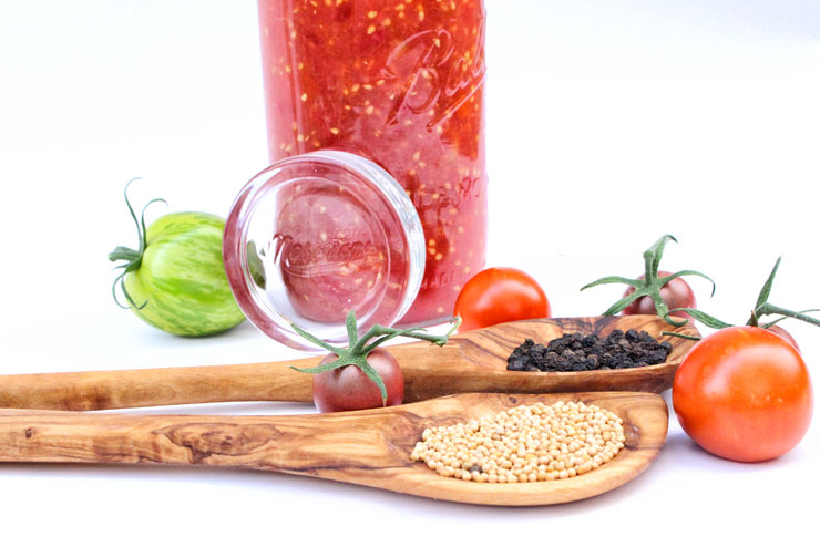 In unserem Buch über Fermentation lernst Du, wie Du fermentierte Tomatensauce herstellst!