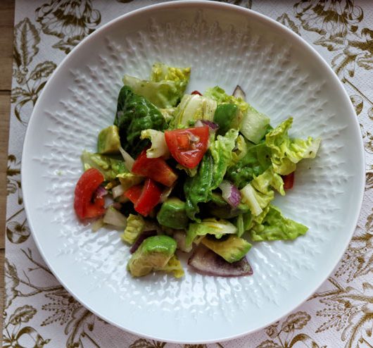 Salad with kombucha dressing – fresh and crispy salad meets colourful veggies and avocado - main pic