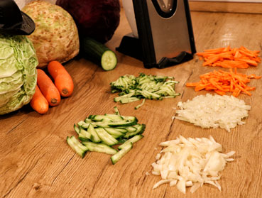 Sicher Gemüse wie Kohl schneiden, fermentieren und z.B. Sauerkraut selber machen