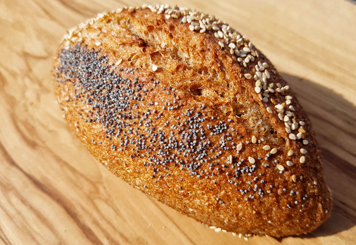 Sauerteig Weizenbrötchen mit Sesam und Mohn