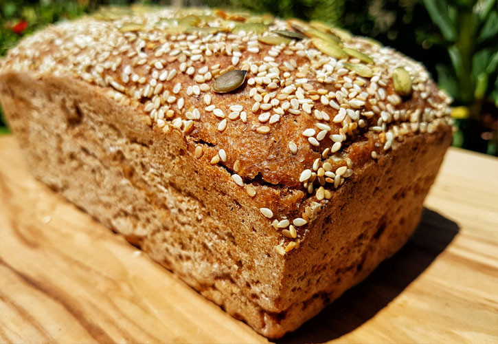 Roggensauerteigbrot mit Kürbiskernen und Sesam