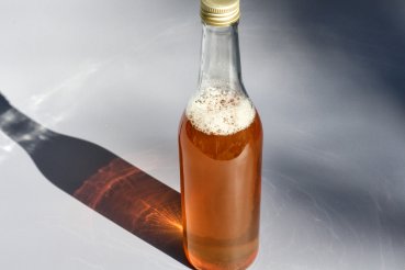 Preview: Would you like to take organic apple cider vinegar for salads, dressings and much more? From regional cultivation from a small factory. Or would you like to make apple cider vinegar yourself? Here you can order organic apple cider vinegar, unfiltered, nat