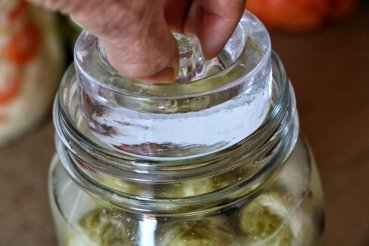 Would you like to make sauerkraut, kimchi, cut beans or fermented vegetables yourself? Buy glass or fermentation weights online now